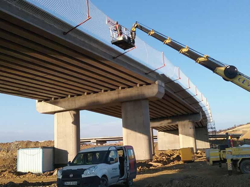 İNŞAAT GÜVENLİK AĞLARI > RANDEDGE KENAR KORUMA AĞI Kenarı koruma ağları, insan ve düşmelerine karşı efektif bir koruma sağlar. Kolay ve hızlı kurulum yapılması nedeniyle tercih edilmektedir.