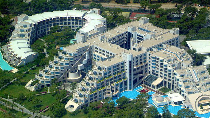KONAKLAMA Antalya Kemer deki Rixos Sungate Otel, muhteşem üstün hizmet anlayışı ile konforu bir arada sunuyor.