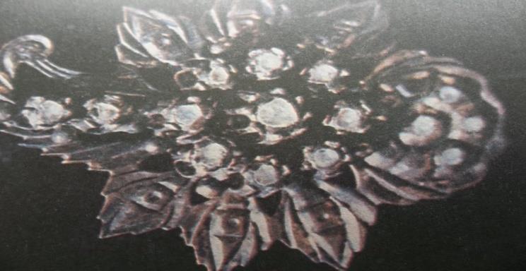 Şekil 7.XVII. Yüzyıl Kadın Başlığı Örneği (Sevüktekin, Onat, Eray, 1997:80) Eski Osmanlı baş hotozları, çiçek şeklinde elmas iğnelerle süslenirdi.