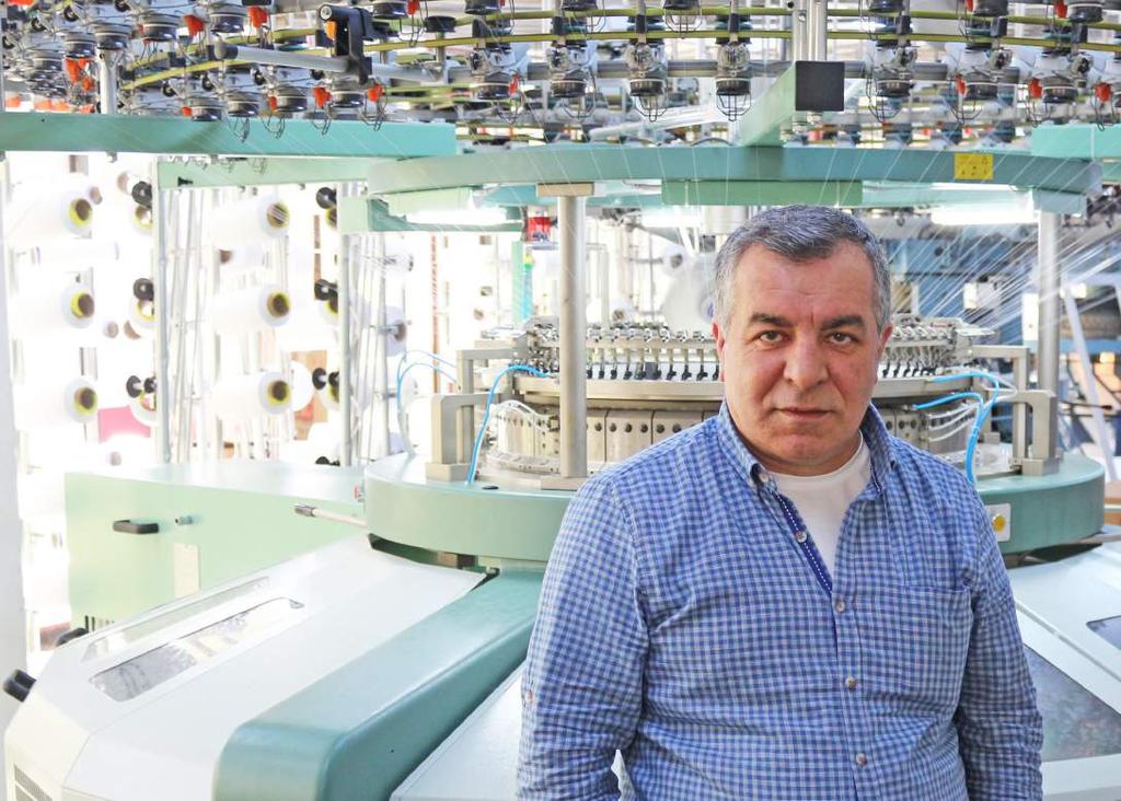 RÖPORTAJ MİTEKS ÖRME Mithat Saçlı: SURİYELİLERİ GELDİKLERİ GÜN İŞ ADAMI YAPTIK Miteks Örme nin Sahibi Mithat Saçlı, yabancı işçilerin bugün Türk tekstilini ayakta tuttuğunun altını çiziyor ama