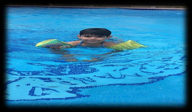 Okulu öğrencileri Tepekent Sosyal Tesislerin deki açık havuzda yüzme etkinliği