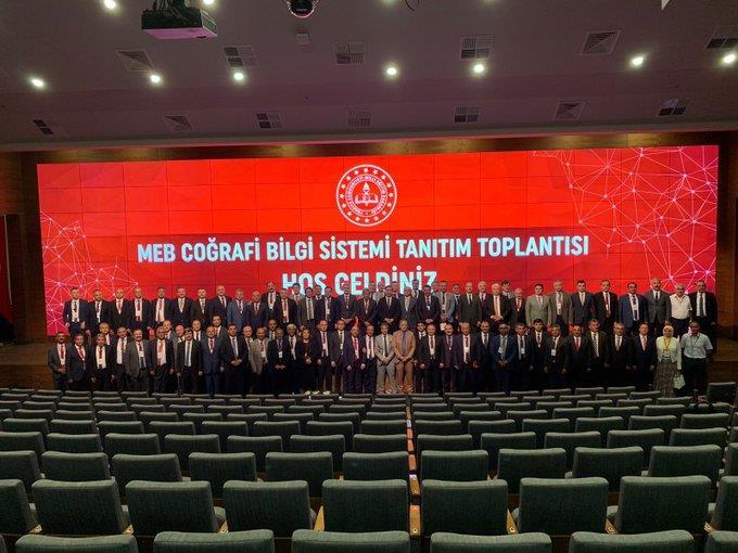 MEBCBS'deki verilerin güncel tutulması için merkez başta olmak üzere il ve ilçe teşkilatlarına büyük görev düştüğünü vurgulayan Selçuk, kurumların açılması, kapatılması, yer ve isim değişiklikleri