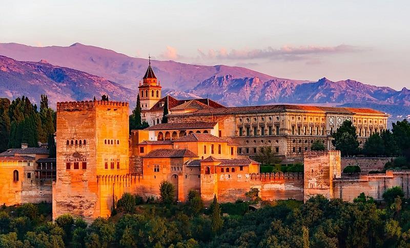 6.Gün: Granada Sabah kahvaltısından sonra, İspanya'nın en çok ziyaret edilen anıtı olan El Hamra Sarayı'nı ziyaret ediyoruz, günümüzü Granada Krallığına ait bu zengin saray kompleksini gezerek