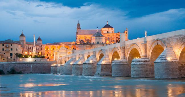 Gece düştüğünde, bütün şehir adeta büyülü bir hava ile sarılıyor ve akşam yemeğinin keyfini çıkartabiliyorsunuz. Granada' da geceleme. 7.