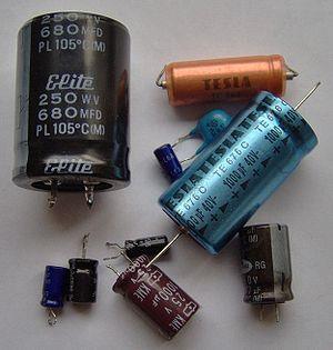 Kapasite (Capacitance) C = Q C Farad: F= V V Kondansatör (Capacitor) plakalar arasında