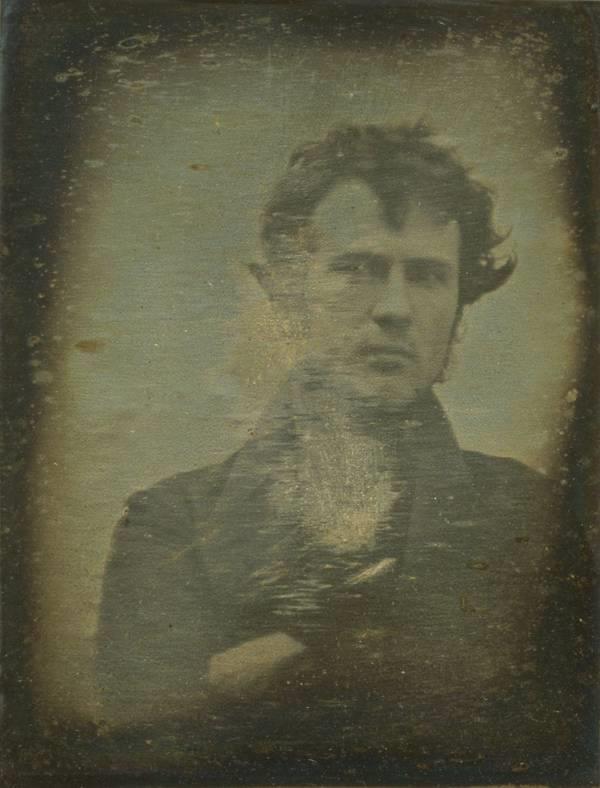 İlk Selfie yani Özçekim 1839 1839 da Philadelphia da Robert Cornelius, bir dagereotip fotoğraf çekmek için 15 dakika boyunca kameranın önünde tamamen hareketsizce poz verdi.