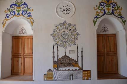 Kıvrık dalların uçları ise palmet ve rumi motifleriyle hareketlendirilmiştir. İki pencerenin tam ortasına gri, kahverengi ve beyaz renklerle Sultanahmet Camisi resmedilmiştir (Fig. 6).