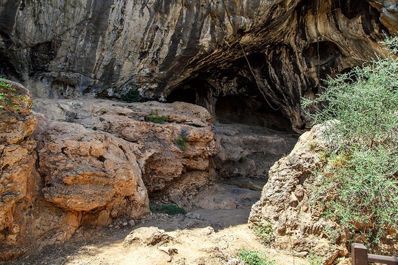 Karain Mağarası Üst Paleolitik Dönem G.Ö. 40.000-12.000 Üst Paleolitik Dönem de iklim soğuktur. Bu nedenle insanlar daha çok mağaraları iskân etmişlerdir.