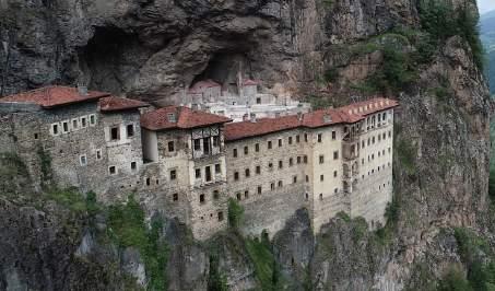 Aslında Trabzon da çok sayıda manastır bulunuyor. Ama en meşhuru Sümela Manastırı dır. Meryem Ana manastırı olarak da bilinmektedir.