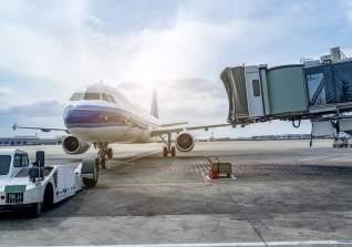 Uçaklarda geri vites olmamasına rağmen geri gitme özelliği vardır; ancak en risksiz yöntem towcar araçlarının kullanımıdır.