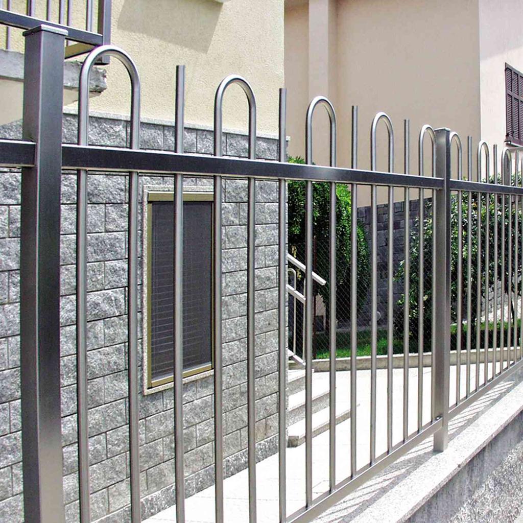 Parmakliklar/Fencing GEA Dikey borulardan, standart aralıklı bölmeden ve yatay şekilli profil borulardan oluşmuş parmaklık panelleri.