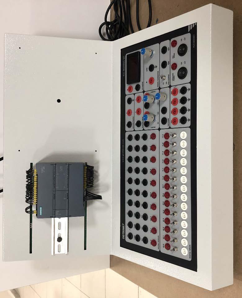 PLC EĞİTİM SETİ Deney setinin özellikleri devam : Deney setinde 2 adet analog giriş ve 1 adet analog çıkış bulunmaktadır.