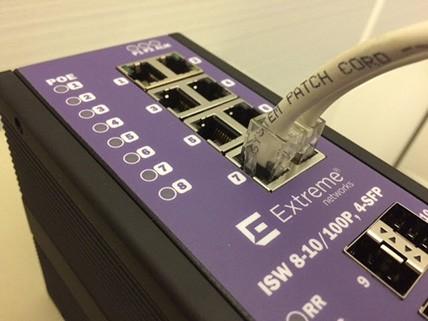 Ethernet Arayüzünü (RJ45 Ethernet) Bağlamak ISW iki tip elektrikli (RJ45) ve optik (mini-gbic) arayüz sağlar. Bir PC'ye bağlamak için düz veya çapraz Ethernet kablosu kullanın.
