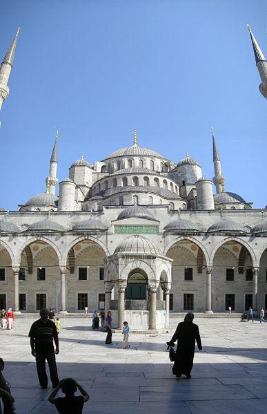 Mimari Sultanahmet camiinin tasarımı Osmanlı cami mimarisi ile Bizans kilise mimarisinin 200 yıllık sentezinin zirvesini oluşturur.