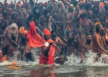 İbadetlerini tapınaklarda (Mandir) veya başka yerlerde de yerine getirebilirler. Ganj Nehri nde yıkanmak ibadet sayılır.