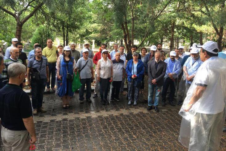 TMMOB den TEOMAN ÖZTÜRK ÖLÜMÜNÜN 25. YILINDA ANILDI TMMOB nin unutulmaz Başkanı Teoman ÖZTÜRK ölümünün 25. yılında 11 Temmuz 2019 tarihinde, anıt mezarı başında yol arkadaşlarının katılımıyla anıldı.