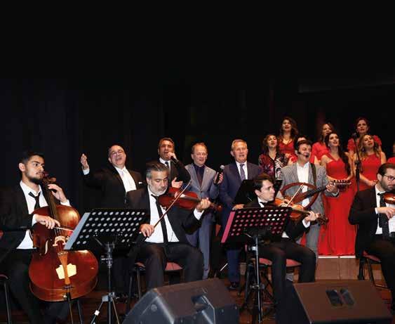 COŞKUN SABAH IN KALPLERDE YER ETMİŞ ŞARKILARI Tema İstanbul Musiki Topluluğu nun performansının ardından ikinci yarıda Türk halkının kalbinde taht kurmuş sanatçılardan Coşkun Sabah sahne aldı.