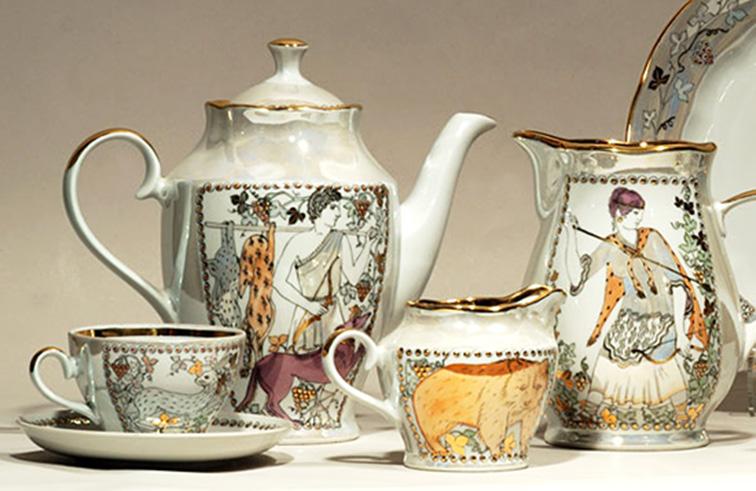 Özellikle çay takımları, vazolar ve fincanların ürün modellerini tasarlayarak sırüstü dekorlarını yapmıştır.