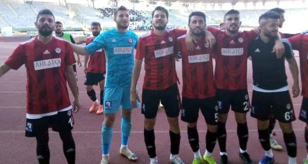 Spor ÇORUM HALÝL ÖZTÜRK Yeni Çorumspor kelimenin tam anlamý ile ölüp ölüp dirildiði maçta Þanlý Urfaspor u son dört dakikada Hakan ve Fatih in attýðý gollerle 2-0 yenerek sýralamadaki yerini korudu