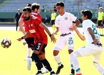 Þanlý Urfa Gap Arena Stad ýnda oynanan maça Teknik Direktör Bahri Kaya savunmanýn göbeðinde Murat ve Ferdi ye görev verirken diðer bölgelerde deðiþiklik yapmadý.