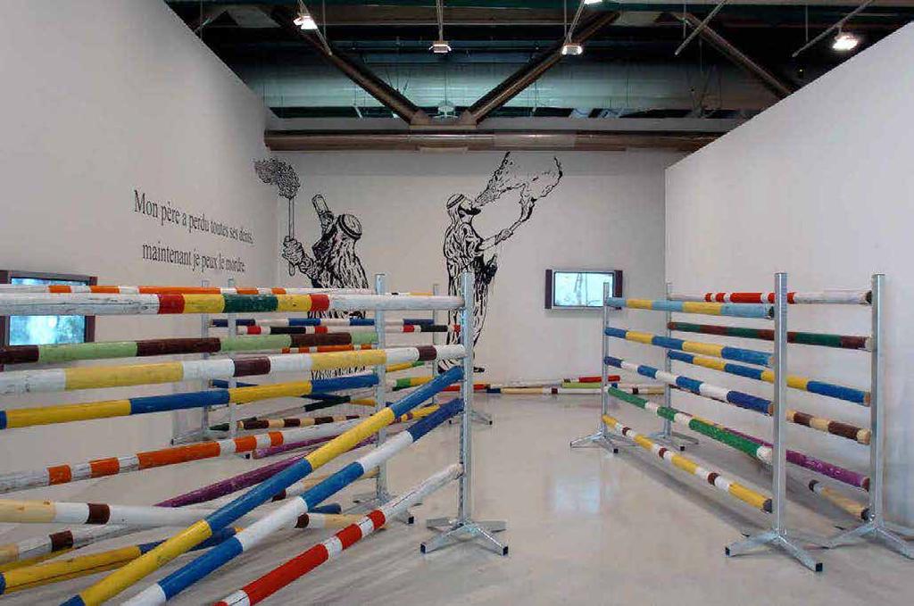 1. Traps, 2004-2005, atlama sırıkları, resim, 4 metre genişliğinde, ölçüler farklılık gösterebilir Afrika remix, centre Georges Pompidou, Paris, 2005 ten sergi görüntüsü Traps,