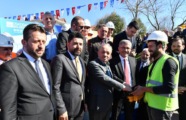 Türkiye nin örnek gösterdiği bir merkez oldu. İnşallah seçim geçer geçmez ilk işlerimizden birisi Mimoza Parkı nın altına girmek olacak. Altı otopark, üstü park olacak.