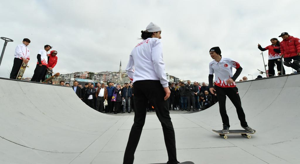 TÜRKİYE NİN İLK OLİMPİK KAYKAY PARKURU ÜSKÜDAR DA YAPILIYOR Üsküdar Belediyesi nin yine bir ilke imza atacağı Türkiye nin ilk Olimpik Kaykay Parkuru projesi tanıtıldı.