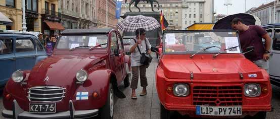 Eski Yugoslavya'nın da en popüler otomobillerinden biri olan ve halk arasında "Spacek" olarak adlandırılan Citroen 2CV model klasik otomobillerin şehir turu büyük ilgi gördü.