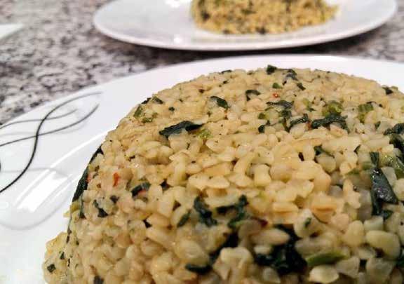 118 ŞEF ABDULLAH USTA ISPANAKLI BULGUR PİLAVI 500 gr ıspanak 1 su bardak bulgur Yarım su bardağı su 1 baş soğan Pul biber Tuz Karabiber Sıvı yağ Ispanakları ayıklayıp yıkayın, sonra ince doğrayın.