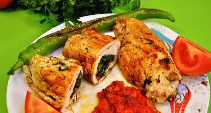 88 ŞEF ABDULLAH USTA ISPANAKLI TAVUK SARMA 600 gram tavuk göğsü 500 gram ıspanak 1 soğan 4 diş sarımsak 4 dal maydanoz 1 çorba kaşığı salça 1 çorba kaşığı tereyağı Tuz, karabiber, kimyon, kırmızı pul