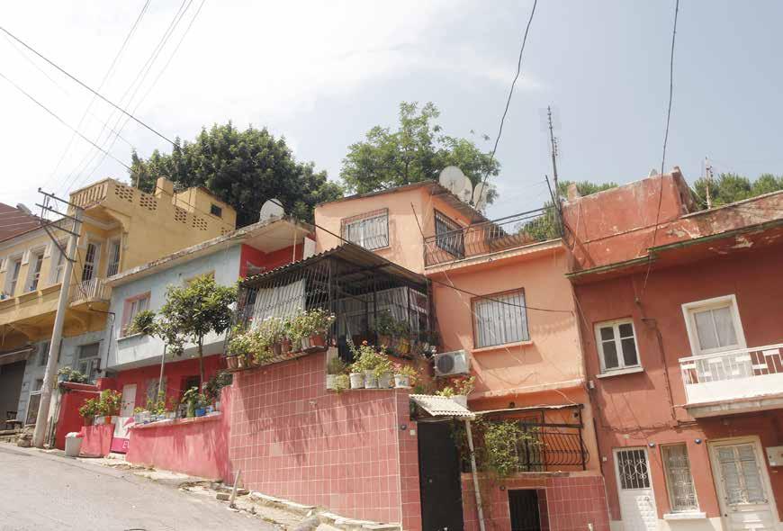 Lütfü DAĞTAŞ Gazeteci Damlacık Park Güell Olabilir Çok eskidendi; bu Damlacık, Jean Gabin in Charles Boyer in oynadıkları Cezayir Sevdaları filmlerindeki Casbah ı çok andırıyordu.