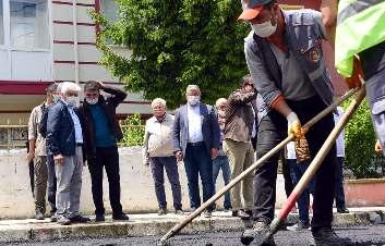 " YARDIMLARI ULAÞTIRIMA- Selim Özkabakçý MAKTAN ÜZGÜNÜZ Gemide bulunan Abdülkadir Aðlamaz da esir alýnmalarýnýn ardýndan devletin giriþimleriyle Türkiye'ye döndüklerini bildirdi.