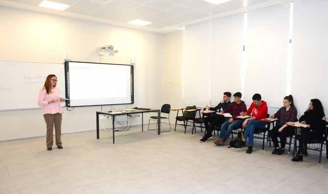 YADYO HAKKINDA Yabancı Diller Yüksekokulu bünyesinde bulunan Temel İngilizce Bölümü, Adana Alparslan Türkeş Bilim ve Teknoloji Üniversitesinde okumaya hak kazanmış öğrencilere 1 yıl boyunca İngilizce