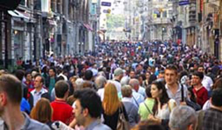 Kalabalık bir metro koridorunda, bir sokak pazarında ya da tıklım tıklım bir üst geçit merdiveninde yürüdüyseniz karşılıklı iki yönden gelen insanların kendiliklerinden belli bir düzene girdiğini,