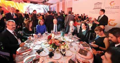CUMHURBAŞKANI ERDOĞAN: GAZİANTEP İN BAŞARISINI DİĞER ŞEHİRLERDEN DE BEKLİYORUM Kutlama yemeğine eşi Emine Erdoğan ile katılan Cumhurbaşkanı Recep Tayyip Erdoğan Bugün burada ülkemiz için gerçekten
