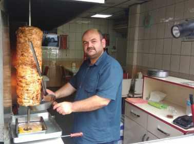 " Adam ordaki kalabalığa sorar ke l olacak olan var mı? Kalabalıktan ses yoktur. En arkadan biri elini kaldırır ve "Ben olurum Ya Ömer" der. Bakarlar ki bu kişi Hazreri Ebu Zer'dir.