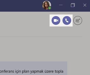 Görüntülü ve sesli arama yapma Sohbetten birini aramak için Görüntülü arama veya Sesli arama seçeneğine tıklayın.