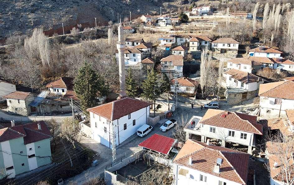 Caminin üzeri kýrma çatýlý ve alaturka kiremitle örtülü olup taþ þerefeli el yapýmý minaresi dikkat çekiyor.