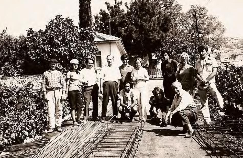 KAZI/ANI Akurgal ekibi-tepekule İzmir de Antik Smyrna kenti Tepekule den başlayarak ovaya yayılır. Buradaki ilk araştırma ve kazılar, 1948-1951 tarihleri arasında Prof. Dr.
