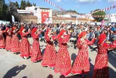 Saygı duruşu ve İstiklal Marşı ile başlayan açılış töreninde Karya Çiçekleri nin halkoyunları gösterisi beğeni topladı.