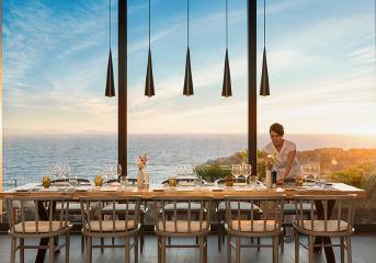 Stella Restaurant, koya hakim panoramik manzarası ve çarpıcı iç mekân