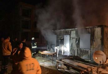 Haber: Yunus Emre Demirtaş Milas ta bir inşaat alanında işçilerin konaklaması için bırakılan konteynır, elektrik kontağındaki arıza nedeniyle yandı.