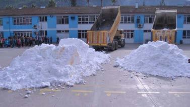 (Bodrum Güncel Haber) Öğrenciler için kamyonlarla kar getirildi Fethiye de yüksek kesimlerde etkili olan yağış hayatı olumsuz etkilerken ilçe merkezinde eğitim gören öğrenciler, Nif in eteğinden