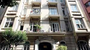 Caddesi üzerinde bulunan Sebat Apartmanı, 1920 lerin ortasında Mimar Rafael Alguadiş tarafından tasarlanıp inşa edildi.
