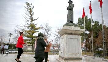 Genç meslektaþlarýmýza yönelik gençlik komiteleri kurarak Odaya daha fazla gelmelerini saðlayýp hep birlikte sosyal projeler Kadýnlar Atatürk Anýtý na karanfil býraktýlar.