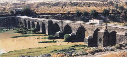 Diyarbakır ın Mardin Kapısı yönünde ve kent surlarına 3 km uzaklıkta olan ve kentin içinde kalan Dicle Köprüsü nün (On Gözlü Köprü) 900 yıldır ayakta durması, bazalt