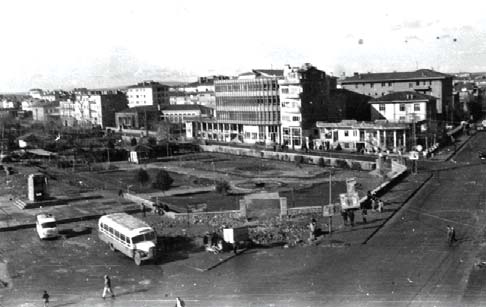 çadırlarda açık alanda bekletip, iki yıllık bir zaman dilimi içinde surların şimdiki ikinci yarısını doğal bazalt plato üzerinde bina edip yeni kent sakinlerini yerleştirmişler.