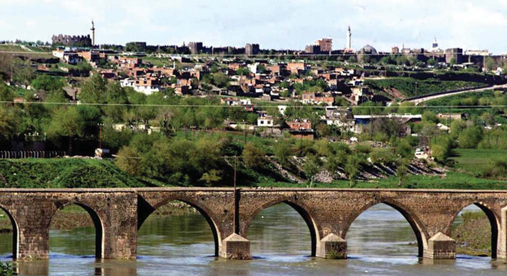 karpuz çekirdeği alın ve hemen demirciler çarşısındaki 300 yıllık Sülüklü Han a konuk olun.