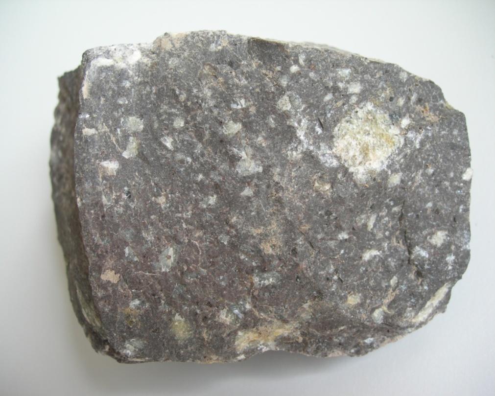 SİYENİT-TRAKİT SERİSİ Asit erüptif kayalar serisinin, kuvars ihtiva etmeyen (veya ancak % 5 kadar kuvarslı), esas itibariyle potasyumlu feldispatlar (bilhassa ortoklaslar) ve % 20 kadar biotit,