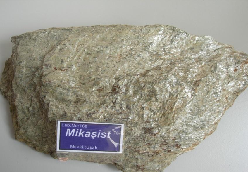 MİKAŞİST FİLLİTLER Mikaşistlerle aynı mineralojik yapıda oldukları halde onlardan daha ince boyutlu minerallerden oluşan kristalin şistler, fillit adını alır.